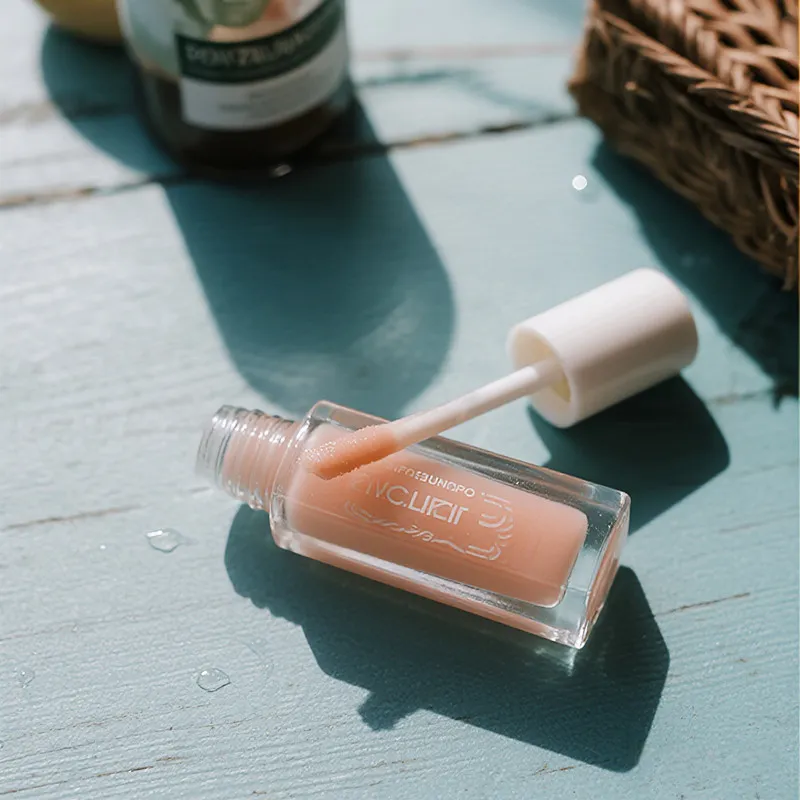 Прозрачный блеск для губ в массовой